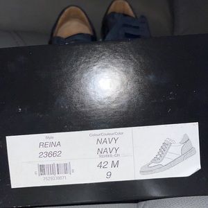 Magnanni reina navy 42 m 9/ great condition with box